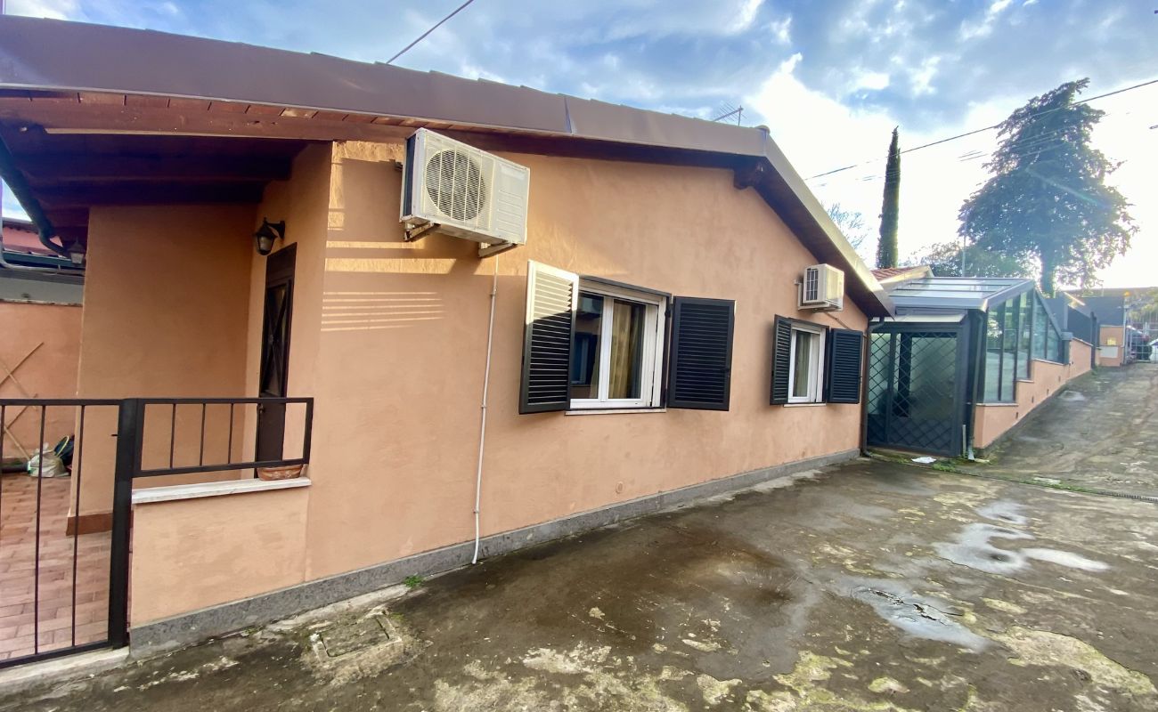 Casa vacanza una giraffa a Roma, casa vista dall'esterno con giardino che la circonda