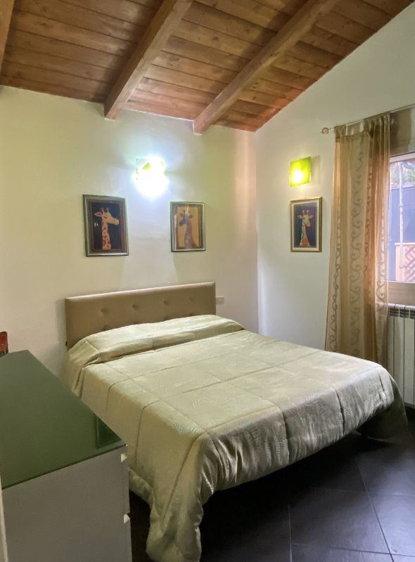 Stanza da letto matrimoniale della casa vacanza una giraffa a Roma